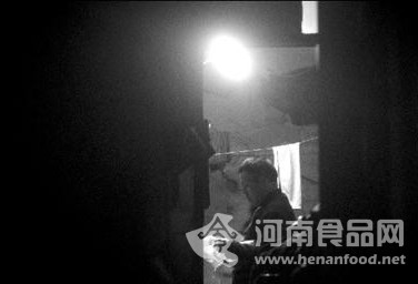 黑作坊內正在加工豆漿