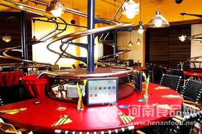 用餐時感覺像在一個機器加工廠里
