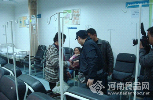 蘿卜哥將蘿卜纓交給在醫院輸液的李阿姨