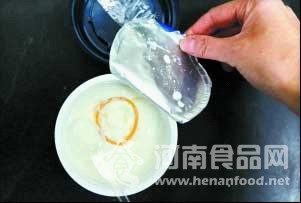 酸奶驚現橡膠圈