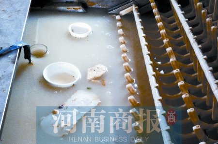 清洗池子飄滿污物