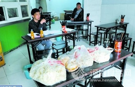 食品管理工作人員正對無證王三米皮店關門整改處理