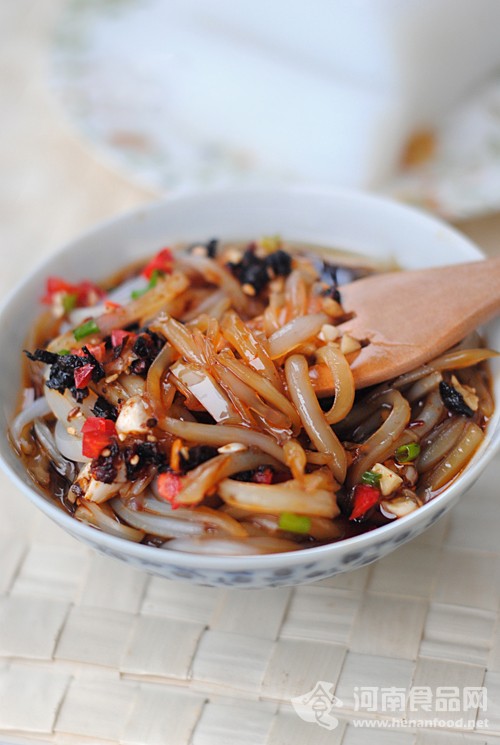 降溫美食：蒜香豆豉涼粉（圖）