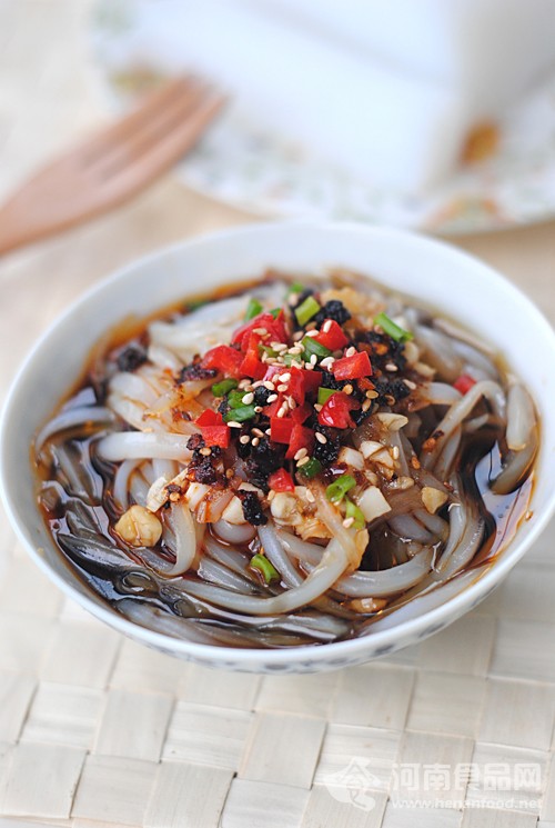 降溫美食：蒜香豆豉涼粉（圖）