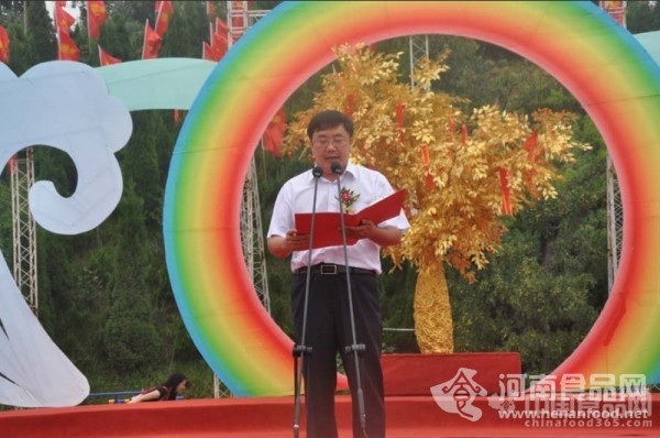 新鄭市人民政府市長張國宏發表致辭。張國洪表示，2012年棗鄉風情游開游在即，我們再次真誠地希望各級領導和各界朋友一如既往地關心、關注、支持新鄭棗鄉發展，讓更多的游客前來暢游黃帝故里，品味紅棗甜蜜！