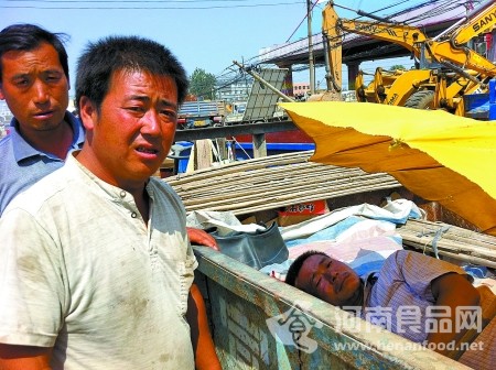 被打傷的鄭為軍躺在瓜車內