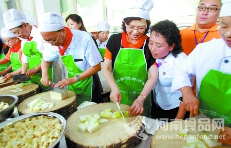 昨日，參加新廚房落成儀式的嘉賓和學校廚師聯手為學生們做菜。.