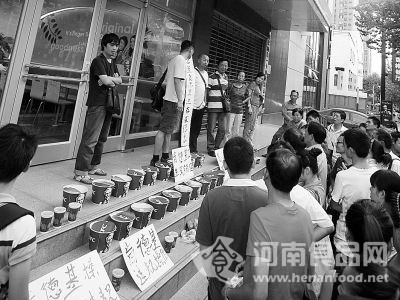 圖為男顧客正在肯德基店前堵門抗議。