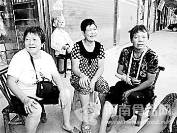 三名參與試驗的學生家長向記者訴說詳情