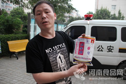 “你看看，學校使用的油條精都已經過保質期1年多了。”家長拿著半袋油條精給記者看
