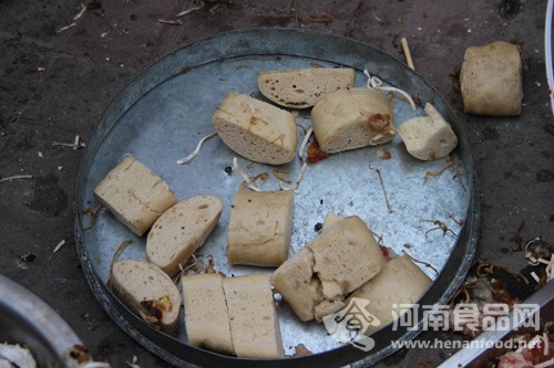 記者觀察到，幼兒園給孩子們食用的干銀耳上有小蟲子的尸體，孩子們食用的小饅頭干又硬。