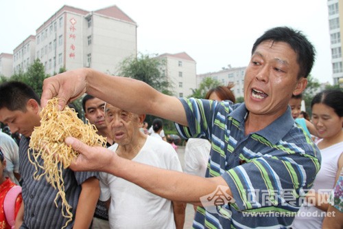 一家長抓了一把蒸面條向記者介紹說：“這面條是兩天前孩子們吃剩下的，放到冰箱里，準備今天再讓孩子們吃，大家可以聞聞，都有異味了。”