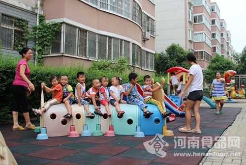 孩子們在老師的愛護下開心的做游戲