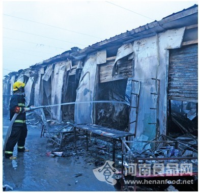 消防官兵正在撲滅余火