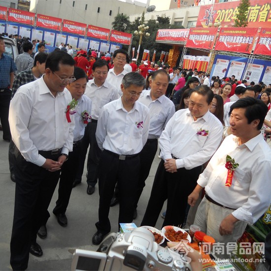 省委副書記鄧凱和與會領導參觀食品企業