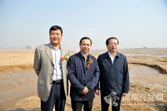 儀式結束后，省領導李克、吳天君、趙建才在龍湖蓄水現場合景留念