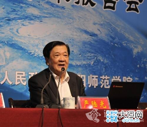 圖為嚴陸光院士在信陽師范學院報告廳演講