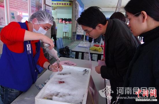 工作人員為消費者演示食品安全檢測