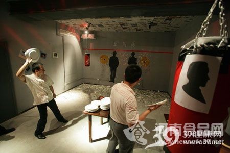 餐館老板頭像當靶子供員工發泄
