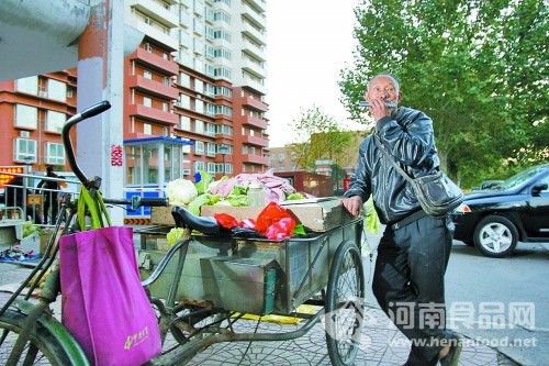 洛陽賣菜“口琴叔”走紅