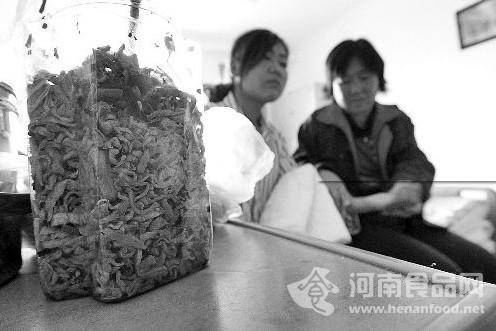 為省錢爺倆術前仍吃烙餅咸菜