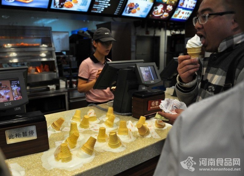 購買42個甜筒倒扣KFC柜臺