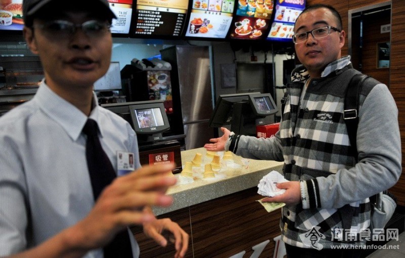 購買42個甜筒倒扣KFC柜臺