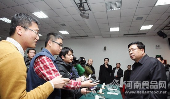 各地媒體記者圍堵山西省長治市市長張保，爭相發問