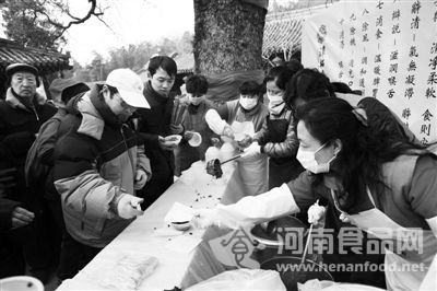 昨日，市民在潭柘寺領取臘八粥