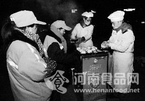 為環衛工人發放免費早餐