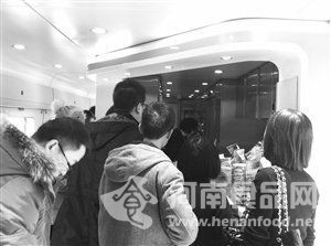 D3107次列車吧臺上擺著不少食品，但沒有方便面，盒飯也只有40元的