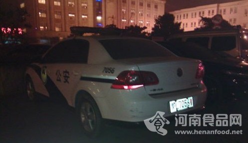 凱悅酒店停車場里的“豫L7056警”警車