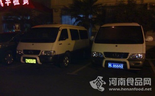 并排停放的疑似公務車豫LA5955和豫LA6660