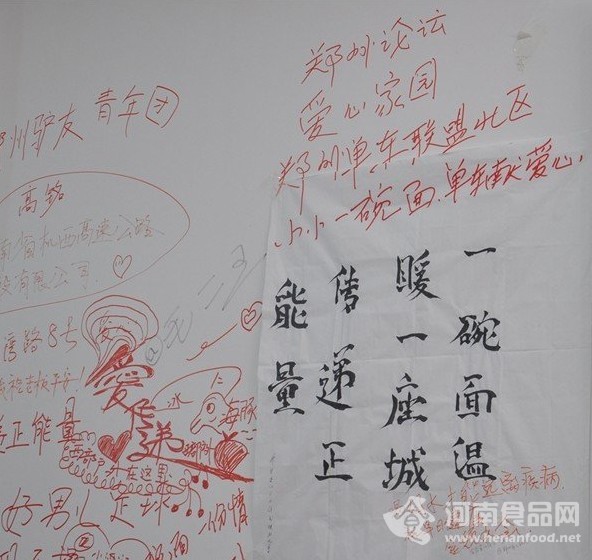 吃面和幫忙的人絡繹不絕