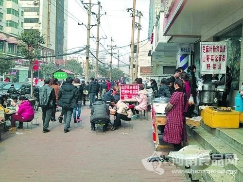 上班族只好吃地攤