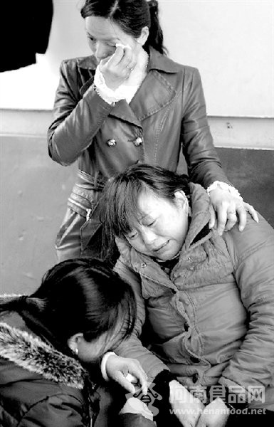死亡女孩的親屬悲痛欲絕