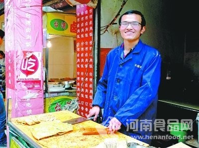 嫌上班工資低 “不務正業”開燒餅店