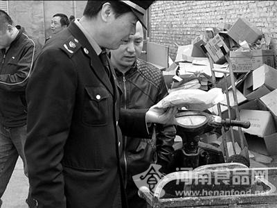 執法人員正在檢查餐具