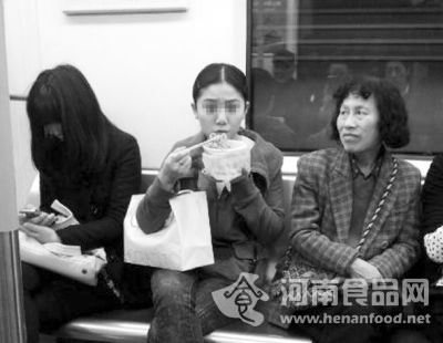 女子地鐵吃熱干面不聽勸 拍照網友被“潑面”