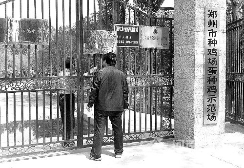 養殖場禁止任何人進入，記者只能隔門采訪