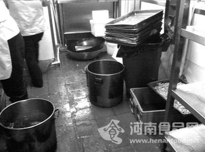 餐具被隨意碼放在垃圾桶上