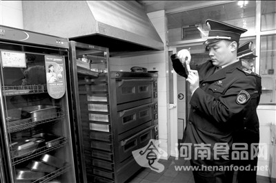 衛生監督所工作人員正在調查