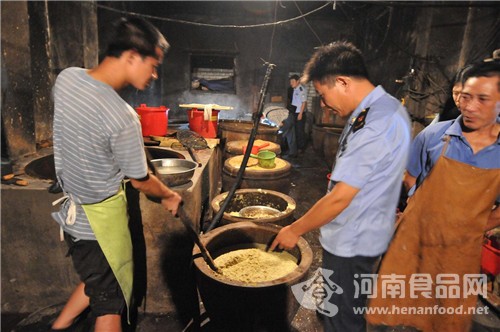 鄭州炒貨黑作坊搬遷到新鄭 越打越多