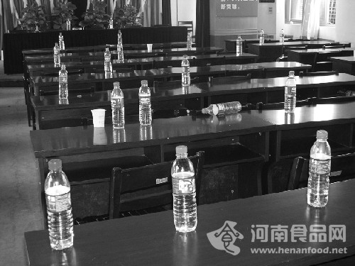 高校半瓶水浪費嚴重 食堂塑料袋打包占半數