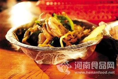 鄭州塑料袋套碗現象普遍 多數沒有QS標志
