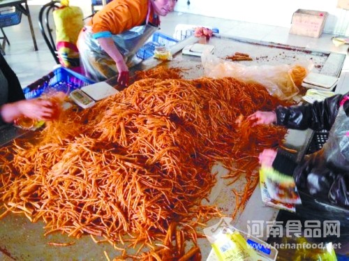 黑辣條加工廠藏身鄉村 添加色素香精銷往學校附近 