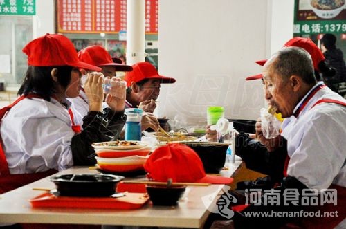 保潔員吃剩飯提倡節約糧食