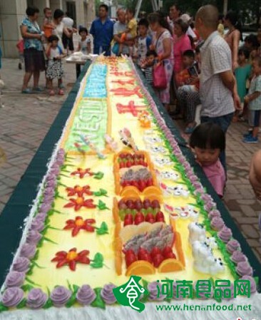 鄭州鬧市當街制作6米“巨無霸”長蛋糕 1小時數百市民品嘗